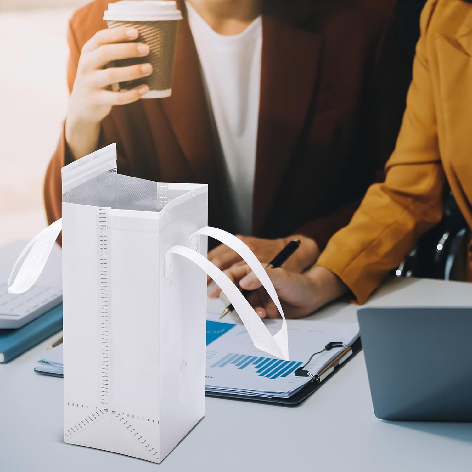 Logo Personalizzato per Borse Termoisolanti 50 Pz. Bulk Portabevande Singolo Bicchiere Marchio Bianco con Maniglia Riutilizzabili per Caffè Asporto Bevande Calde Fredde Bianche dal Fornitore