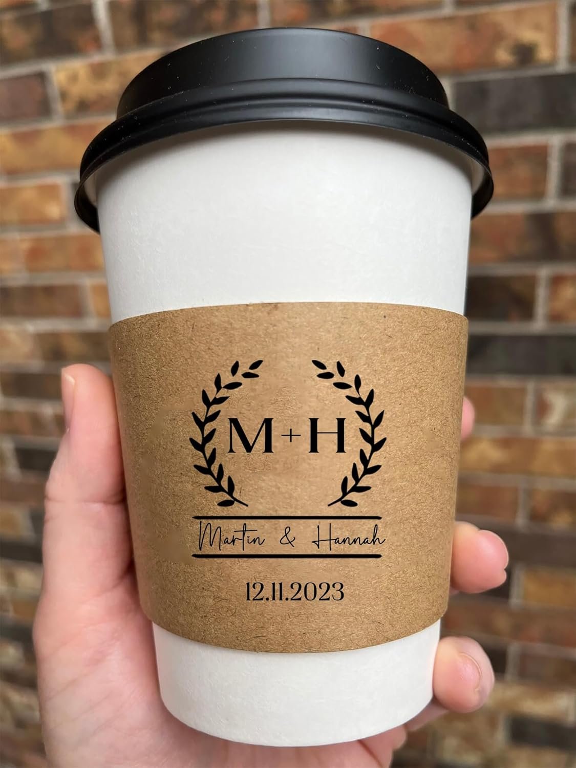 Logo Personalizzato Manicotti Kraft Monouso per Tazze Caffè Copritazza Cartone Personalizzata Marchio Bianco per Appassionati Caffè Matrimoni Baby Shower Pensionamento dal Produttore 20-500 pz Logo Personalizzato Manicotti Kraft Monouso per Tazze Caffè Copritazza Cartone Personalizzata Marchio Bianco per Appassionati Caffè Matrimoni Baby Shower Pensionamento dal Produttore 20-500 pz