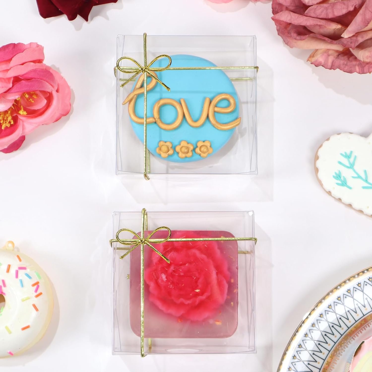 Logo Personalizzato 50PCS Scatole Trasparenti per Biscotti 3.3X3.3X1.5inch con Marchio Bianco Ideali per Gioielli Artigianato Dolcetti Oreo Sapone Macaron Tartufi Cioccolato Donut Brownie Bomboniere dal Fornitore