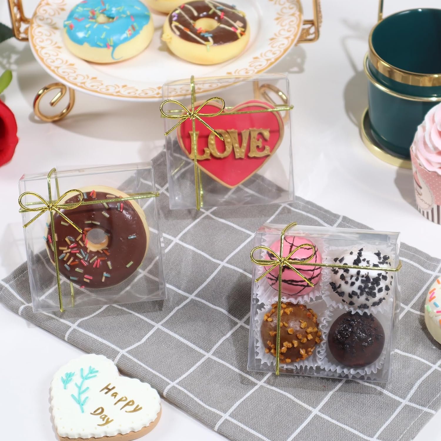 Logo Personalizzato 50PCS Scatole Trasparenti per Biscotti 3.3X3.3X1.5inch con Marchio Bianco Ideali per Gioielli Artigianato Dolcetti Oreo Sapone Macaron Tartufi Cioccolato Donut Brownie Bomboniere dal Fornitore