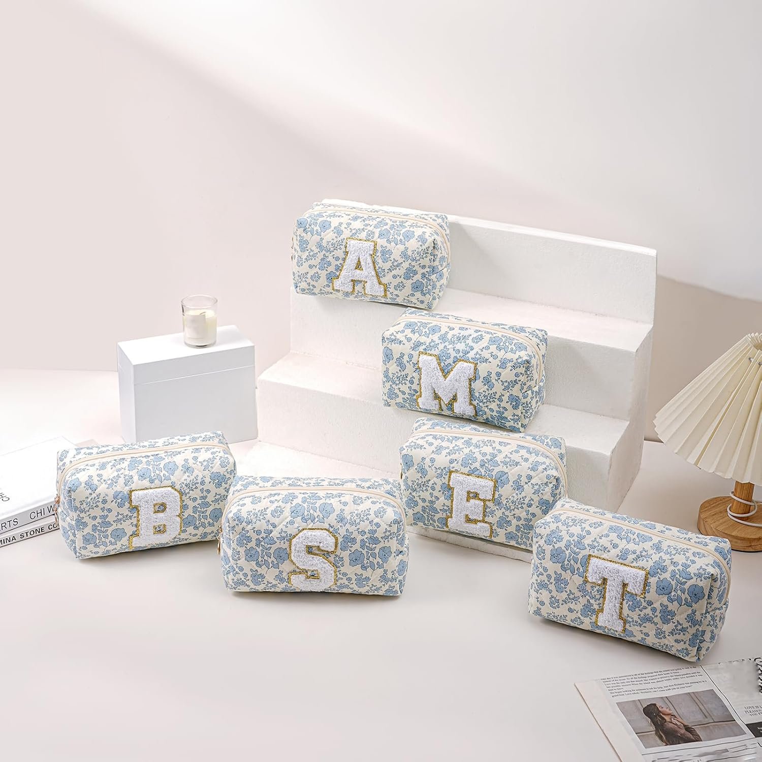 Fornitore Borsa Trucco con Logo Personalizzato Alfabeto Floreale Coquette per Donne e Ragazze 6-18 Regalo Natale Organizer Viaggio Zip Blu Floreale M Marchio Bianco