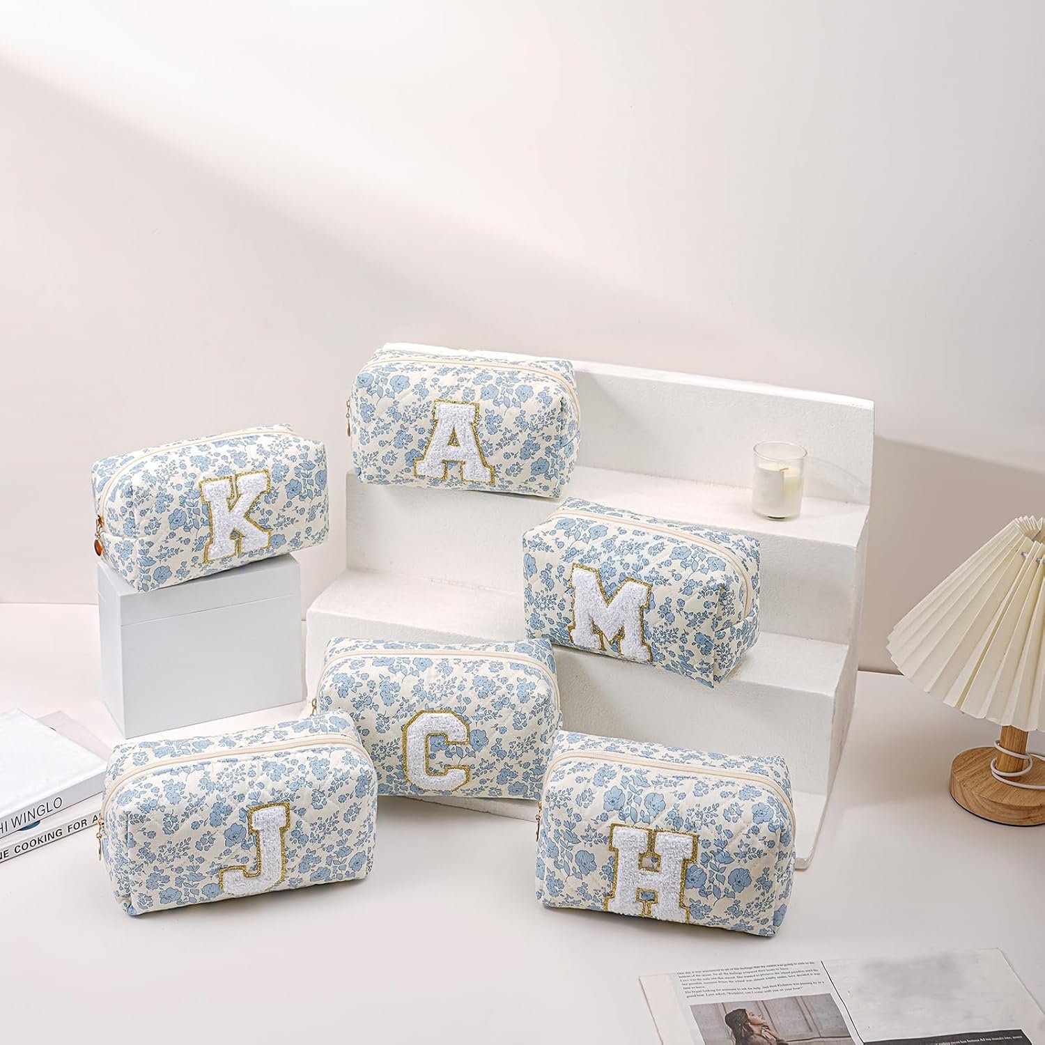 Fornitore Borsa Trucco con Logo Personalizzato Alfabeto Floreale Coquette per Donne e Ragazze 6-18 Regalo Natale Organizer Viaggio Zip Blu Floreale M Marchio Bianco