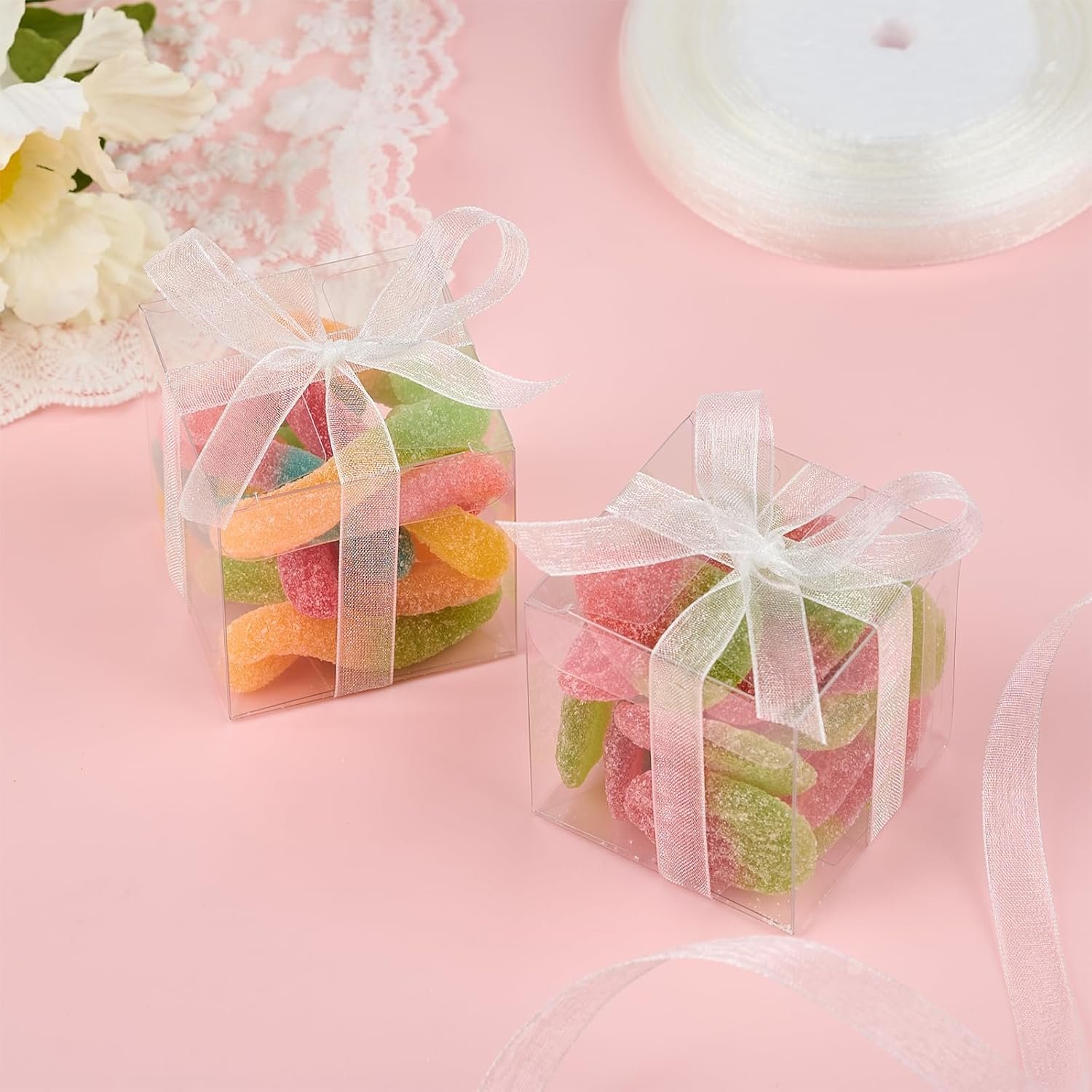 Fornitore Scatoline Trasparenti 2x2x2 Pollici Plastica con Nastri Logo Personalizzato Confezione 100 per Macaron Dolcetti Caramelle Matrimonio Baby Shower Compleanno San Valentino Bomboniere Marchio Bianco Fornitore Scatoline Trasparenti 2x2x2 Pollici Plastica con Nastri Logo Personalizzato Confezione 100 per Macaron Dolcetti Caramelle Matrimonio Baby Shower Compleanno San Valentino Bomboniere Marchio Bianco