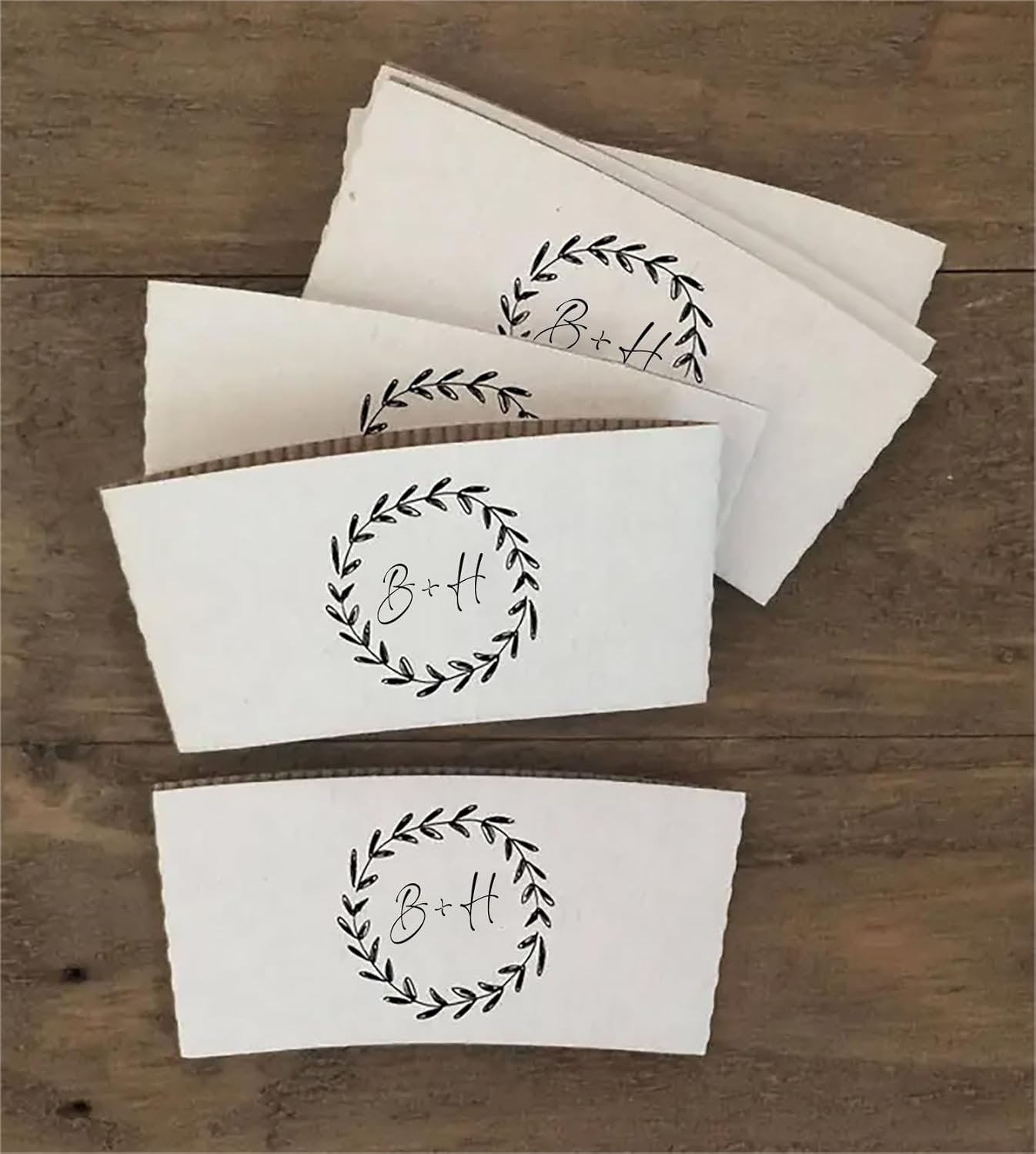 Marchio Bianco Manicotti Bianchi per Tazze Caffè in Carta Personalizzati con Logo per Eventi Festa Matrimonio Baby Shower Anniversario Fidanzamento dal Fornitore 20/30/50/100 pezzi Marchio Bianco Manicotti Bianchi per Tazze Caffè in Carta Personalizzati con Logo per Eventi Festa Matrimonio Baby Shower Anniversario Fidanzamento dal Fornitore 20/30/50/100 pezzi