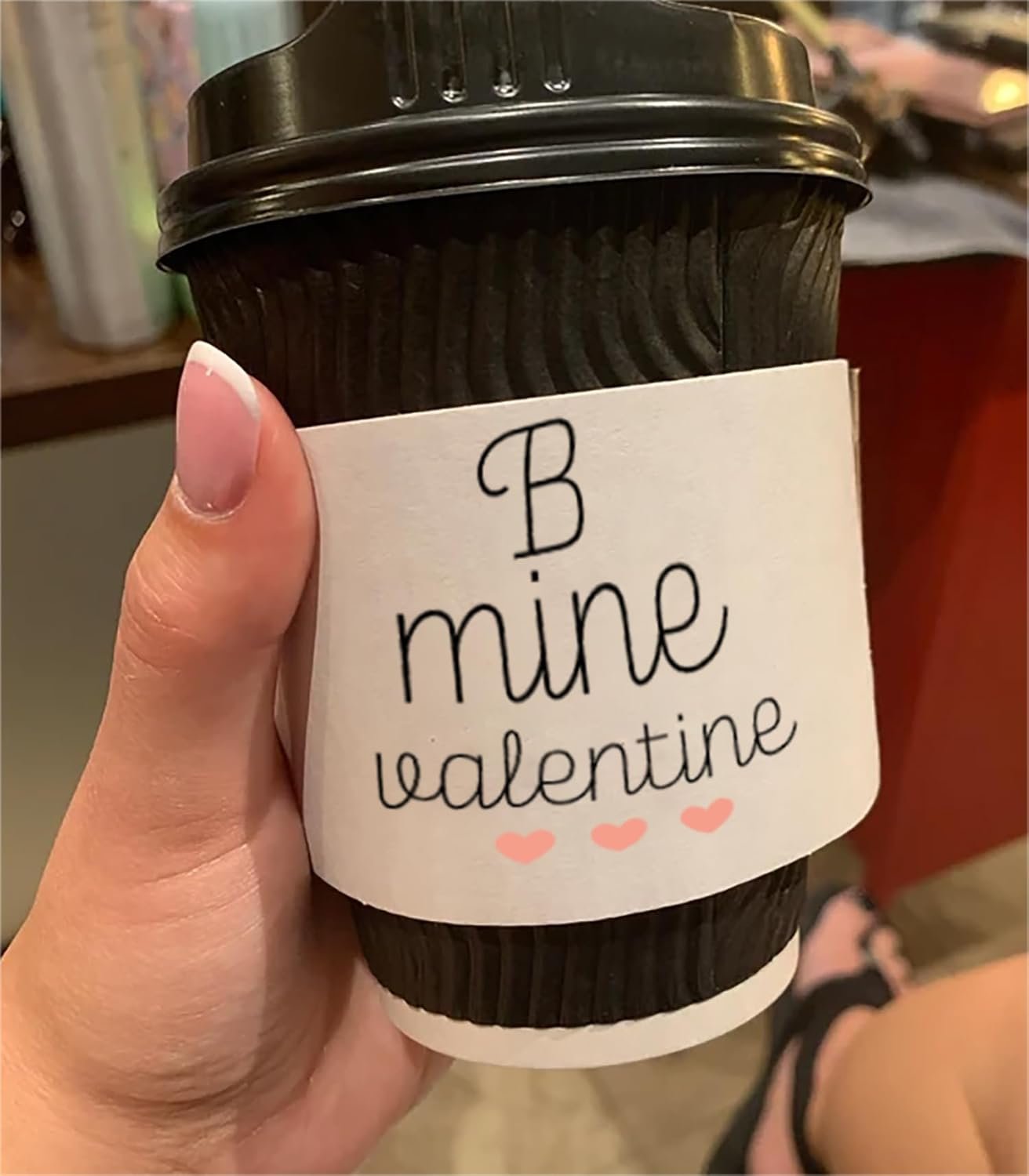 Marchio Bianco Manicotti Bianchi per Tazze Caffè in Carta Personalizzati con Logo per Eventi Festa Matrimonio Baby Shower Anniversario Fidanzamento dal Fornitore 20/30/50/100 pezzi Marchio Bianco Manicotti Bianchi per Tazze Caffè in Carta Personalizzati con Logo per Eventi Festa Matrimonio Baby Shower Anniversario Fidanzamento dal Fornitore 20/30/50/100 pezzi