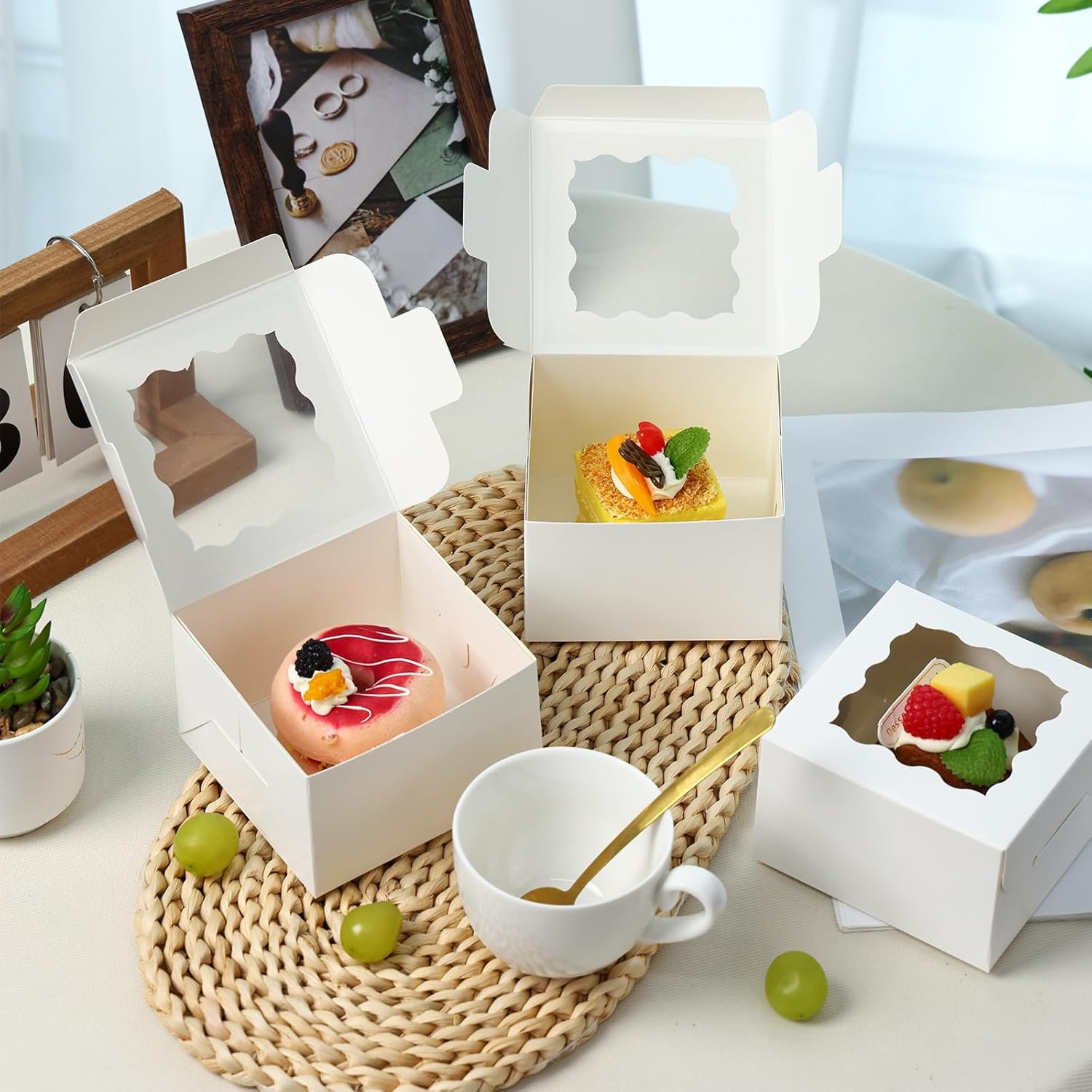 Fornitore Scatole per Biscotti e Pasticceria Bianche con Finestra Logo Personalizzato 50 pz 10x10x6 cm con 5 pz Adesivi per Piccoli Biscotti Dolcetti Dessert Fragole al Cioccolato Mini Torte Marchio Bianco