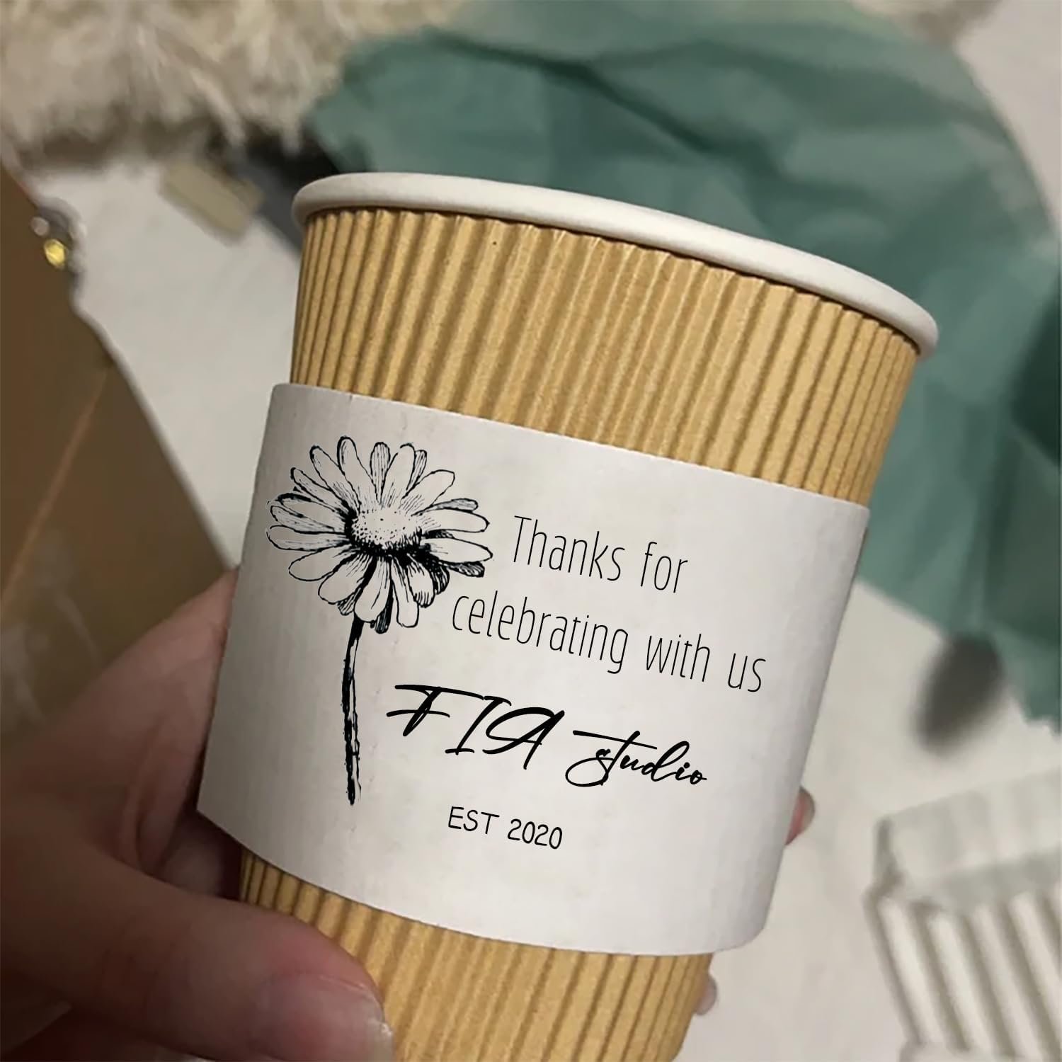 Manicotti con Logo Personalizzato per Tazze da Caffè 10-20oz Bianchi Monouso Corrugati Marchio Bianco per Eventi Matrimoni Baby Shower Anniversari dal Produttore Manicotti con Logo Personalizzato per Tazze da Caffè 10-20oz Bianchi Monouso Corrugati Marchio Bianco per Eventi Matrimoni Baby Shower Anniversari dal Produttore