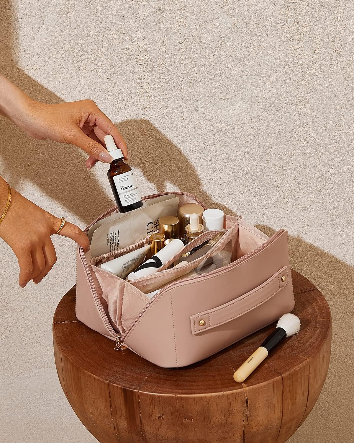 Produttore borse trucco da viaggio con logo personalizzato grande capacità cosmetica per donne impermeabile pelle PU apertura piatta marchio bianco