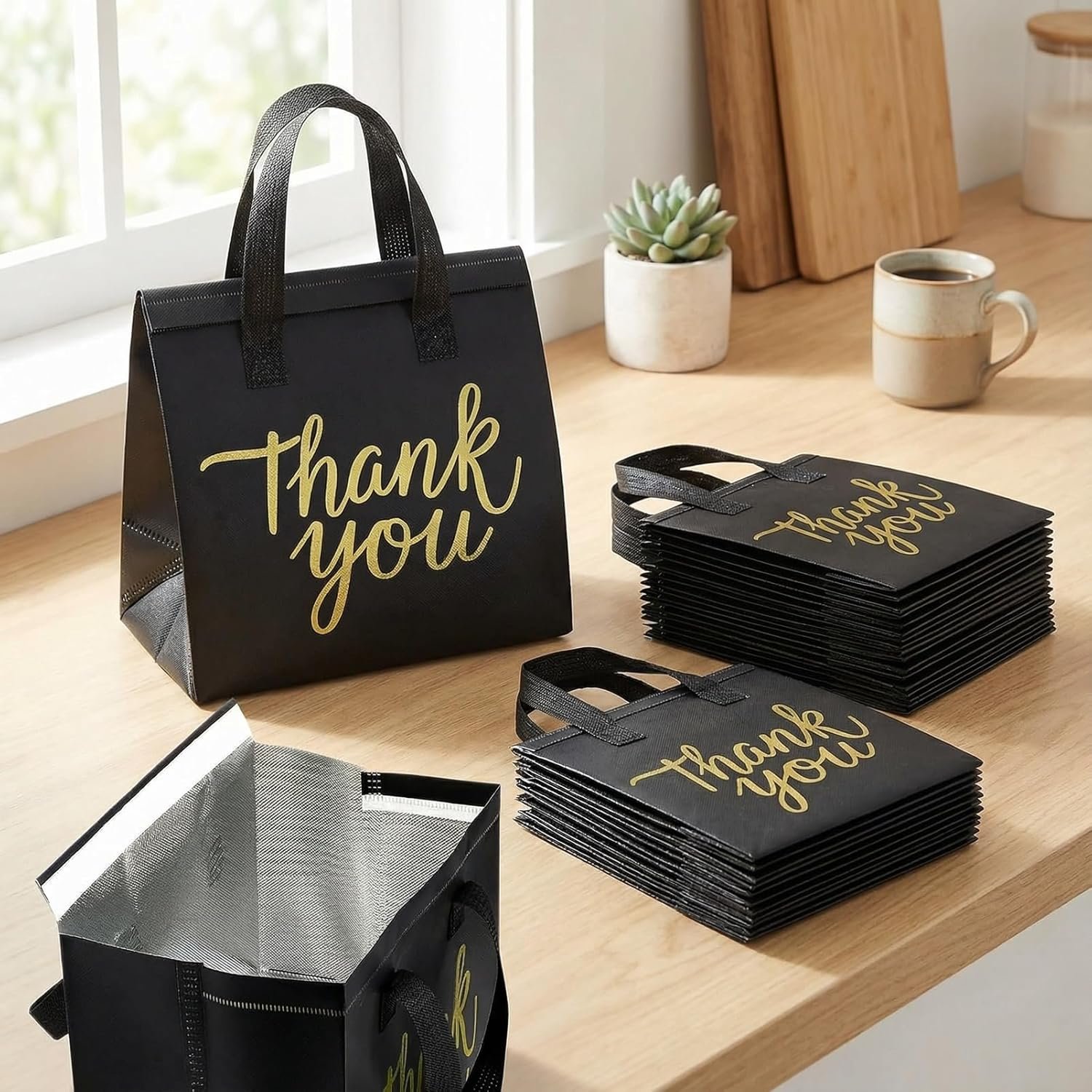 Logo Personalizzato Confezione da 80 Borse Termiche Isolate per Spesa, Buste per Consegne Cibo Catering Monouso Frigorifere e Tote per Viaggi Picnic Nero con Grazie Oro per Marchio Bianco dal Fornitore