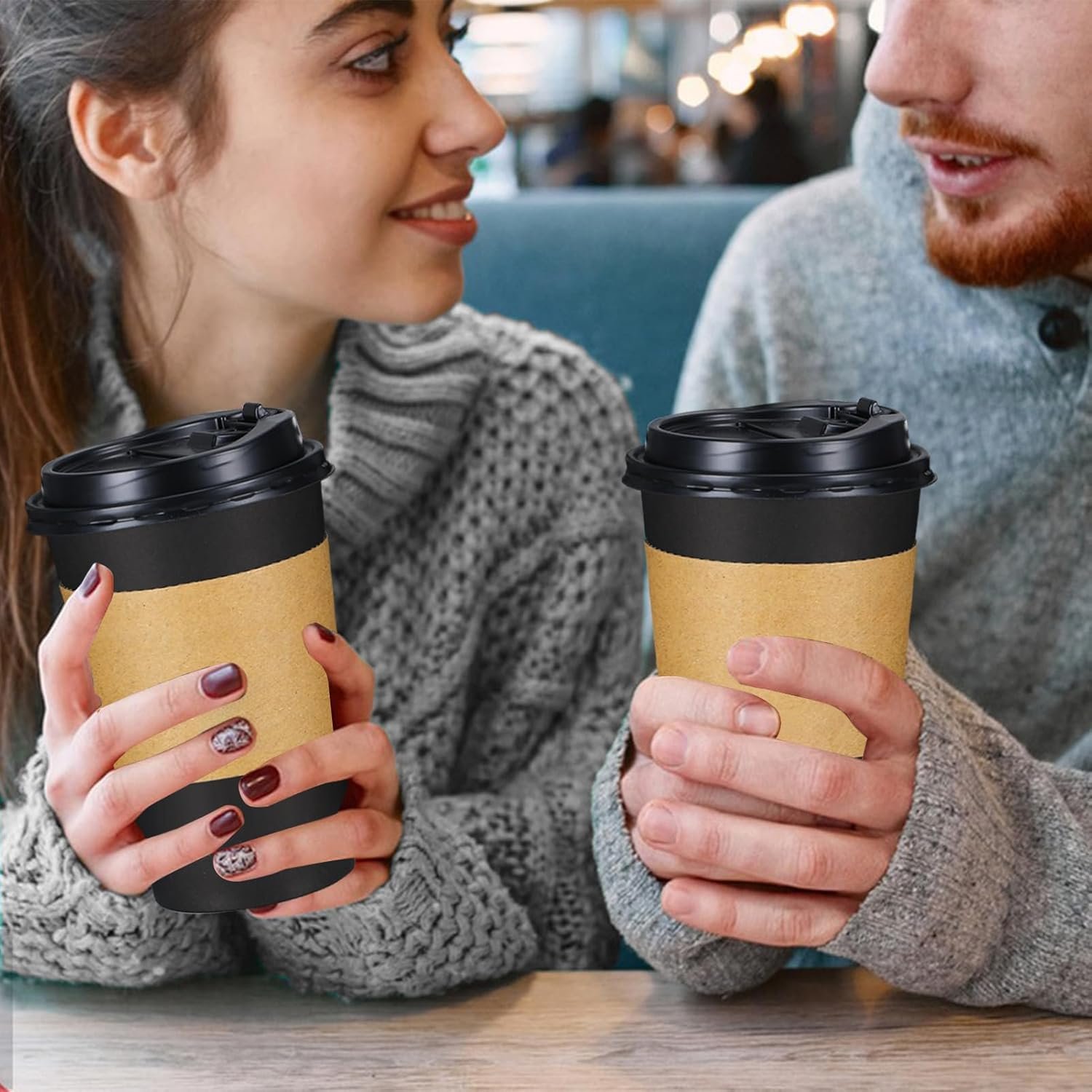 Marchio Bianco Confezione da 100 Tazze Monouso Caffè 16 oz con Coperchi a Tenuta e Manicotti Neri per Bevande Calde Fredde da Asporto con Logo Personalizzato dal Fornitore per Casa Ufficio Feste Viaggi