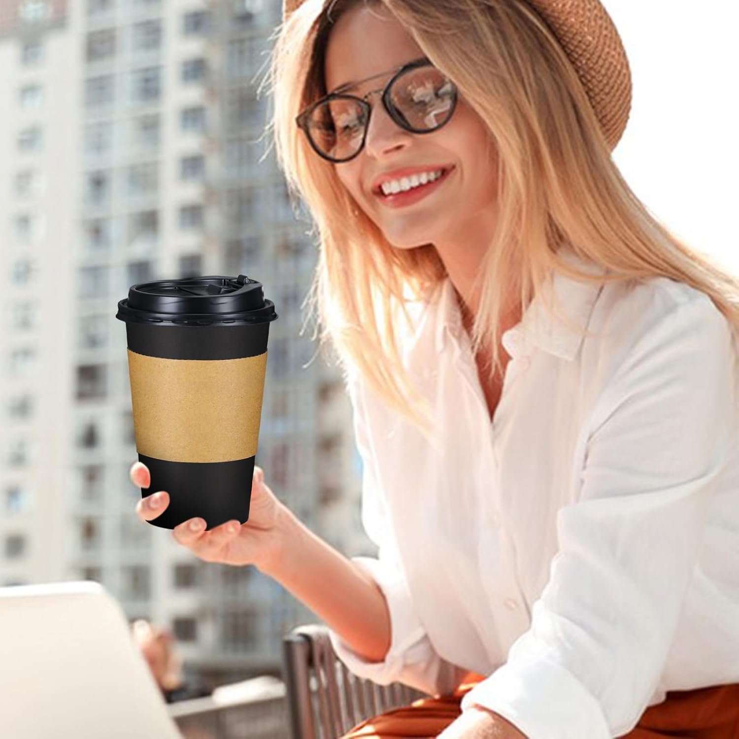 Marchio Bianco Confezione da 100 Tazze Monouso Caffè 16 oz con Coperchi a Tenuta e Manicotti Neri per Bevande Calde Fredde da Asporto con Logo Personalizzato dal Fornitore per Casa Ufficio Feste Viaggi