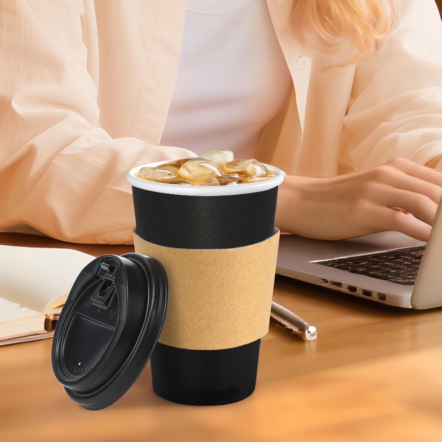 Marchio Bianco Confezione da 100 Tazze Monouso Caffè 16 oz con Coperchi a Tenuta e Manicotti Neri per Bevande Calde Fredde da Asporto con Logo Personalizzato dal Fornitore per Casa Ufficio Feste Viaggi