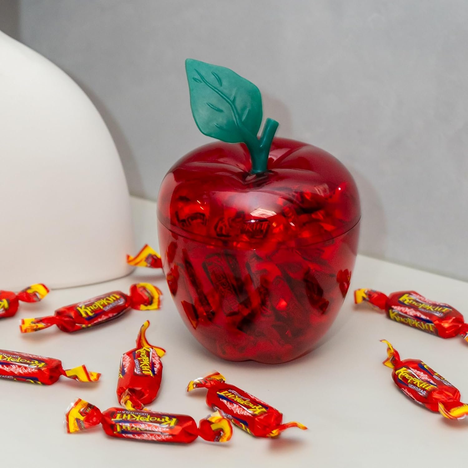 Logo Personalizzato Contenitori Grande a Forma di Mela Rossa con Carte Bianche Scatola Regalo Plastica Barattolo Caramelle Marchio Bianco Regalo Insegnanti Ritorno a Scuola Bomboniera Matrimonio Festa Decorazioni Natale Fornitore Confezione da 2