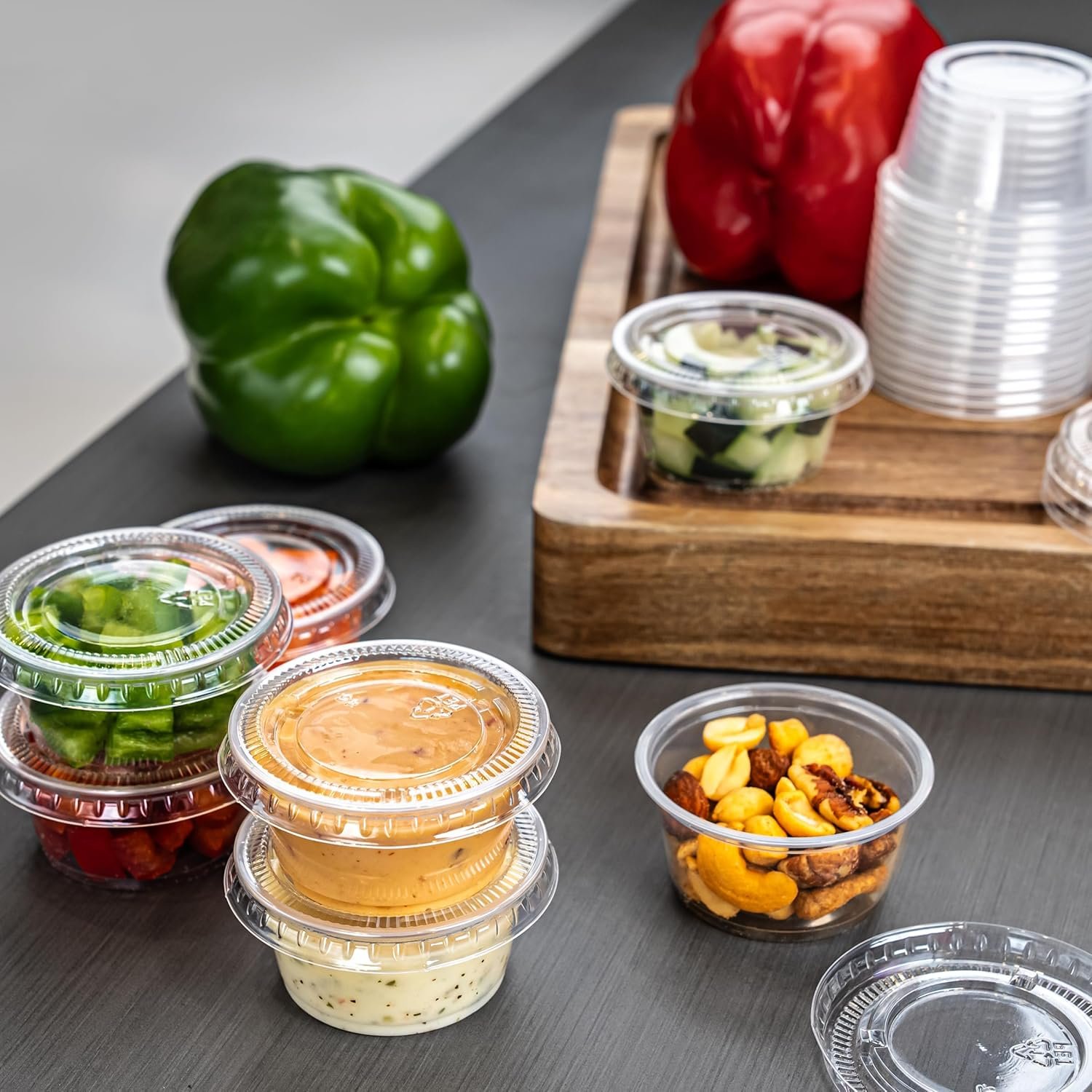 Fornitore bicchieri monouso plastica con coperchi logo personalizzato mini 2oz 50 pezzi senza BPA marchio bianco per condimenti salse dressing insalata jello shots