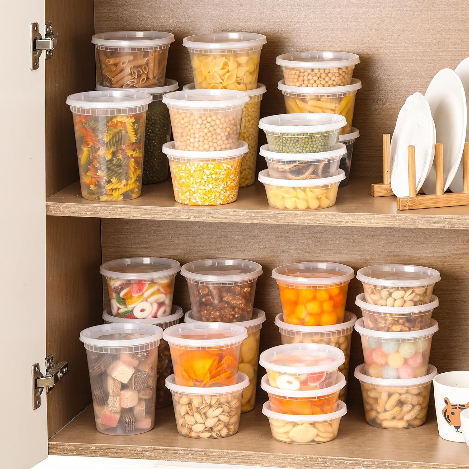 Marchio Bianco Contenitori Deli in Plastica con Logo Personalizzato 90 Set con Coperchi Formati Assortiti (8 oz 16oz 32oz) Confezione Mista Ermetici per Conservazione Alimenti da Asporto per Zuppe Adatti Congelatore Lavastoviglie Microonde dal Produttore