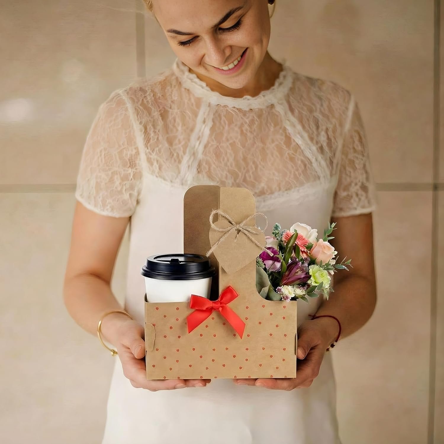 Marchio Bianco Portaporte monouso a cuore per 2 tazze con maniglia Festa della Mamma Logo Personalizzato portabicchieri per regali matrimonio caffè bevande consegna cibi Fornitore confezione 48 pezzi naturale