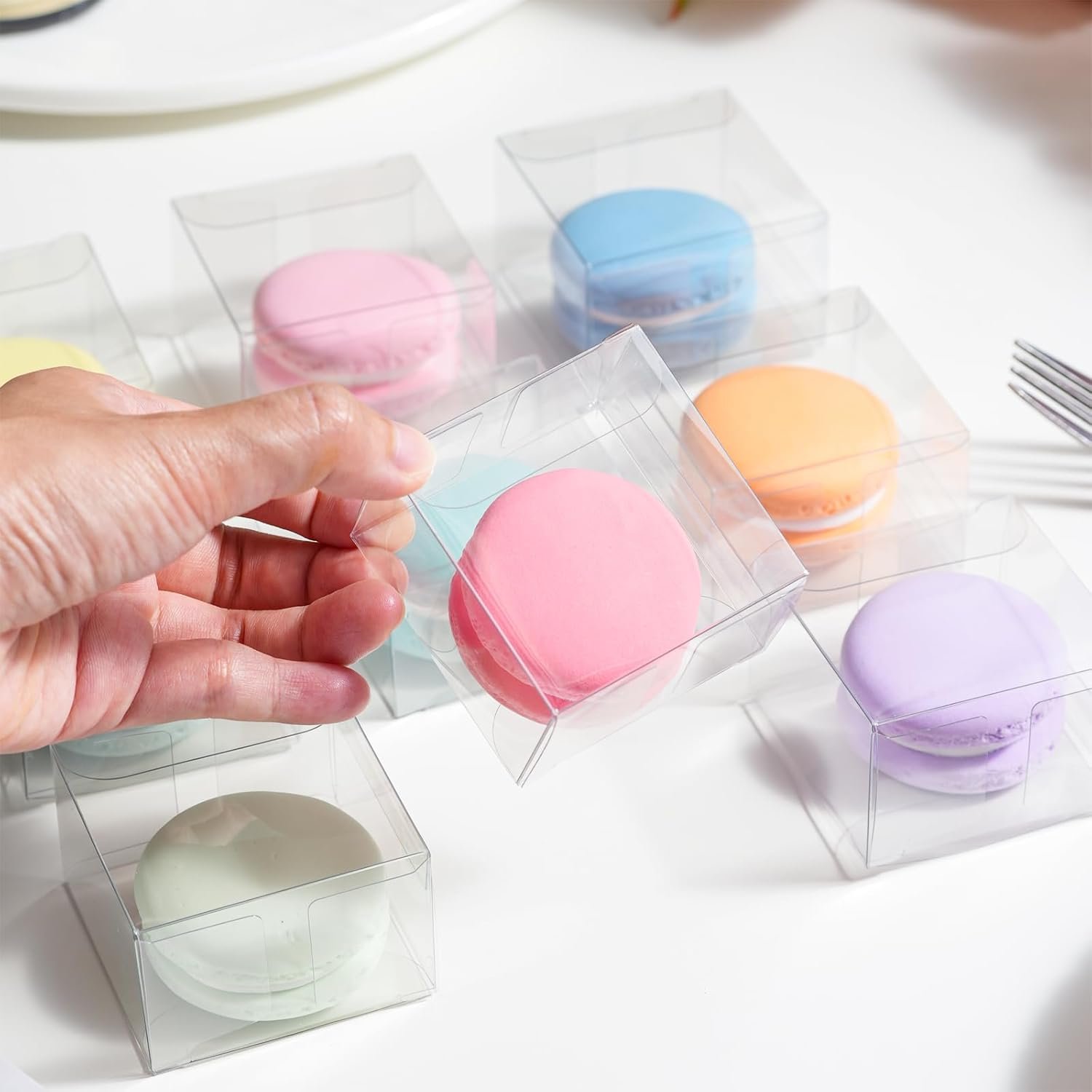 Logo Personalizzato Confezione da 50 Scatole Trasparenti per Singolo Macaron PET Mini 5,4 x 5,4 x 3,4 cm dal Fornitore per Pasticceria Matrimoni Feste Marchio Bianco